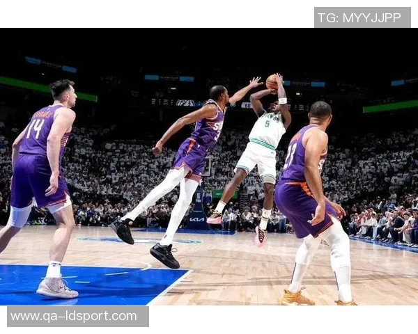 克拉克斯顿内线表现抢眼15分钟内高效拿下11分并抢8篮板